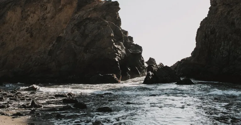 découvrez le big tasty, un délicieux burger au goût unique avec une généreuse sauce fromagère, steak juteux, laitue croquante et tomate fraîche, parfait pour les amateurs de saveurs intenses.