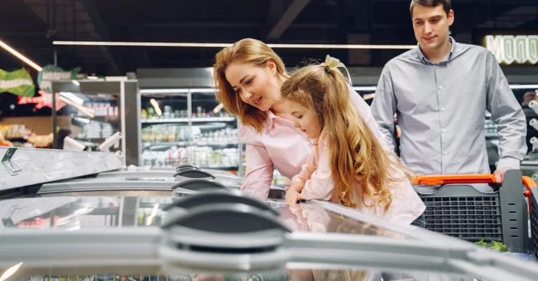 découvrez comment résoudre le problème de porte de congélateur mal fermée pour éviter la perte de froid et économiser de l'énergie.