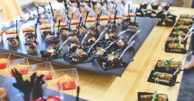 découvrez notre sélection d'ustensiles de cuisine de qualité pour faciliter la préparation de vos repas et sublimer votre expérience culinaire.