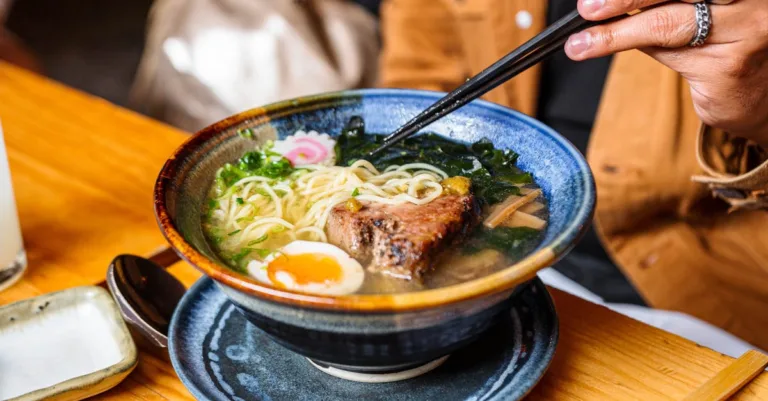 découvrez kyushu ramen, un délicieux plat japonais traditionnel aux saveurs riches et authentiques, parfait pour les amateurs de nouilles et de bouillons savoureux.