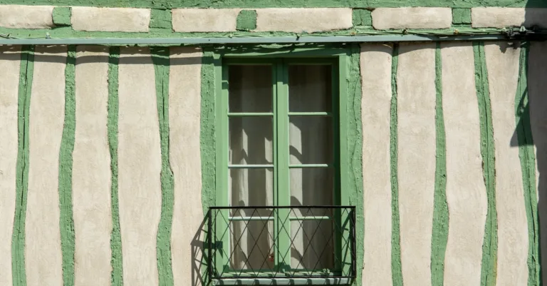 découvrez la recette traditionnelle du far breton, ce délicieux gâteau aux pruneaux moelleux et savoureux, parfait pour un dessert authentique breton.