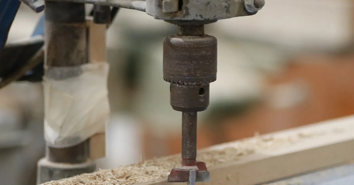 découvrez la technique traditionnelle d'assemblage en menuiserie : la mortaise et le tenon, idéale pour des joints solides et durables.