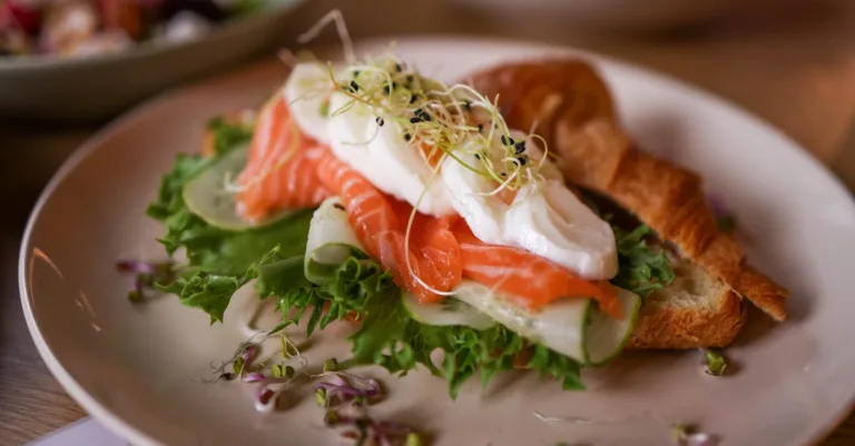 découvrez les techniques de pochage culinaires pour maîtriser la cuisson délicate des aliments dans un liquide frémissant, afin d’obtenir des plats savoureux et tendres.