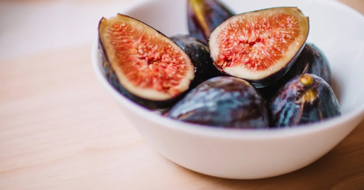découvrez les risques potentiels liés à la consommation de figues sèches, leurs effets secondaires possibles et des conseils pour une consommation sûre.