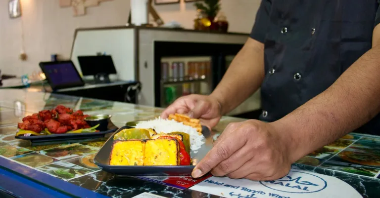 découvrez tout ce qu'il faut savoir sur le halal : définitions, règles, aliments certifiés et conseils pour une alimentation conforme aux principes islamiques.