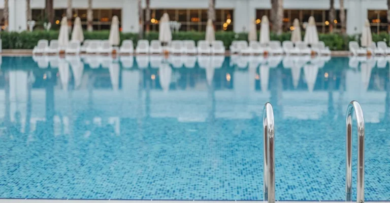 échelle de piscine robuste et sécurisée pour un accès facile et confortable à votre piscine.