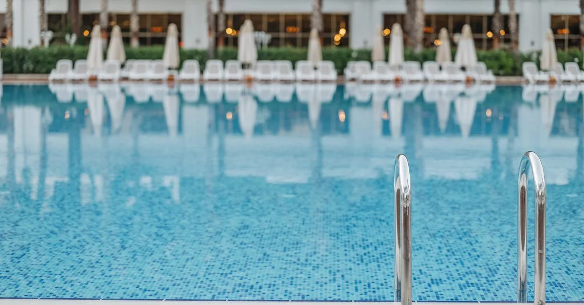 échelle de piscine robuste et sécurisée pour un accès facile et confortable à votre piscine.