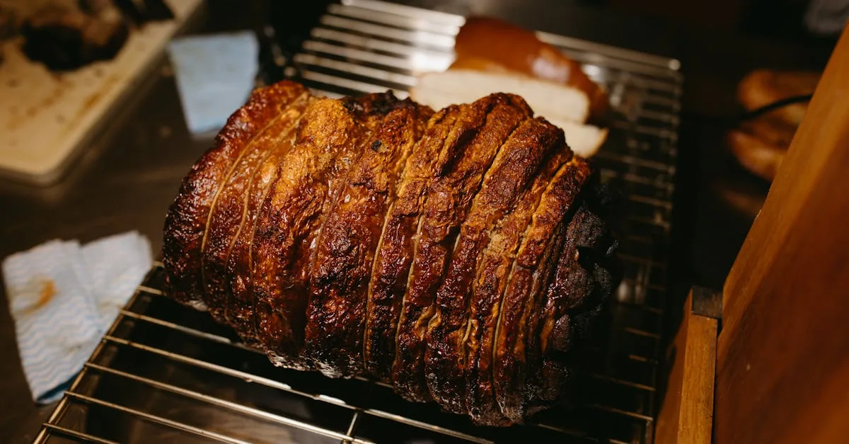 découvrez le temps de cuisson idéal pour un rôti de porc tendre et juteux, ainsi que des conseils pour réussir parfaitement votre plat.