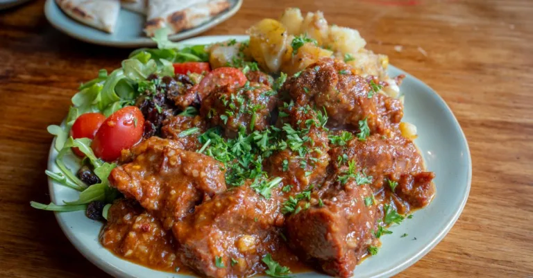 découvrez la carbonade, un plat traditionnel français à base de bœuf mijoté dans une sauce à la bière, riche en saveurs et parfait pour les repas conviviaux.