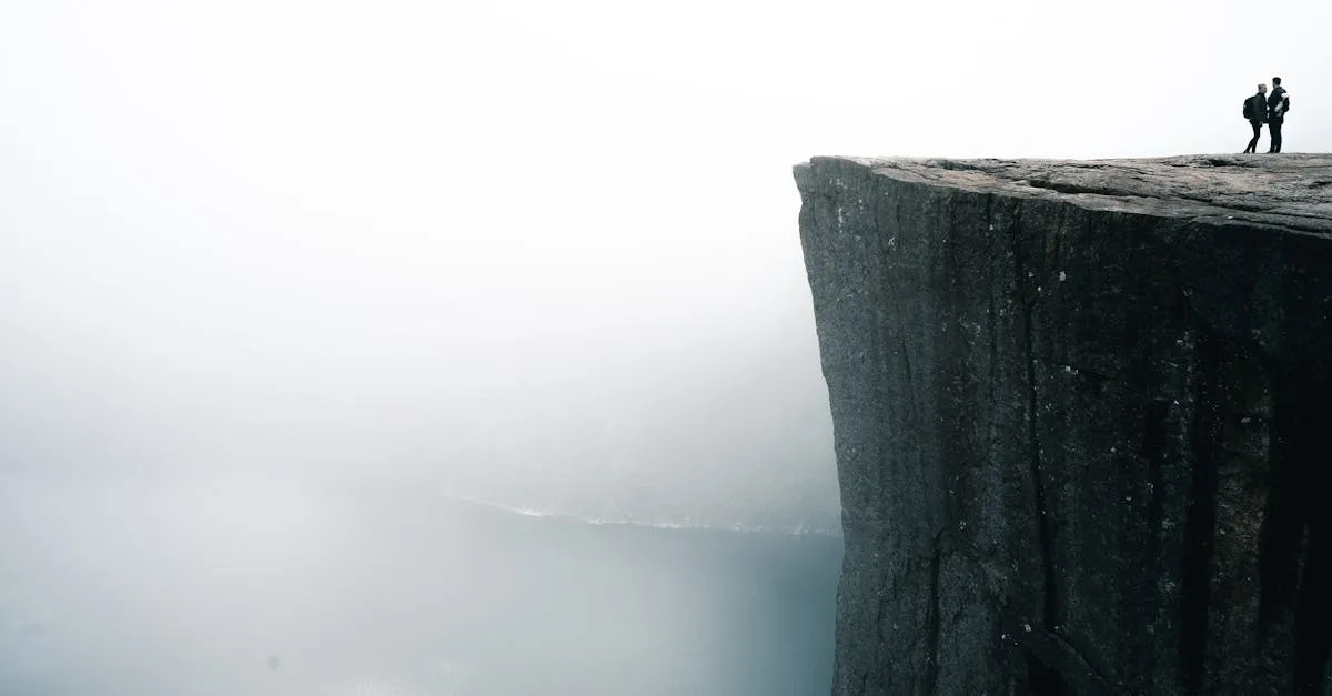 découvrez preikestolen, une célèbre falaise norvégienne offrant des vues spectaculaires sur le fjord de lysefjord. idéal pour les amateurs de randonnée et de paysages naturels.