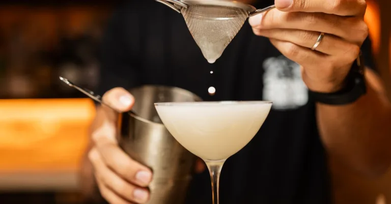 découvrez l'expérience unique de la dégustation du blanc martini, un apéritif raffiné alliant fraîcheur et élégance, parfait pour vos moments de convivialité.
