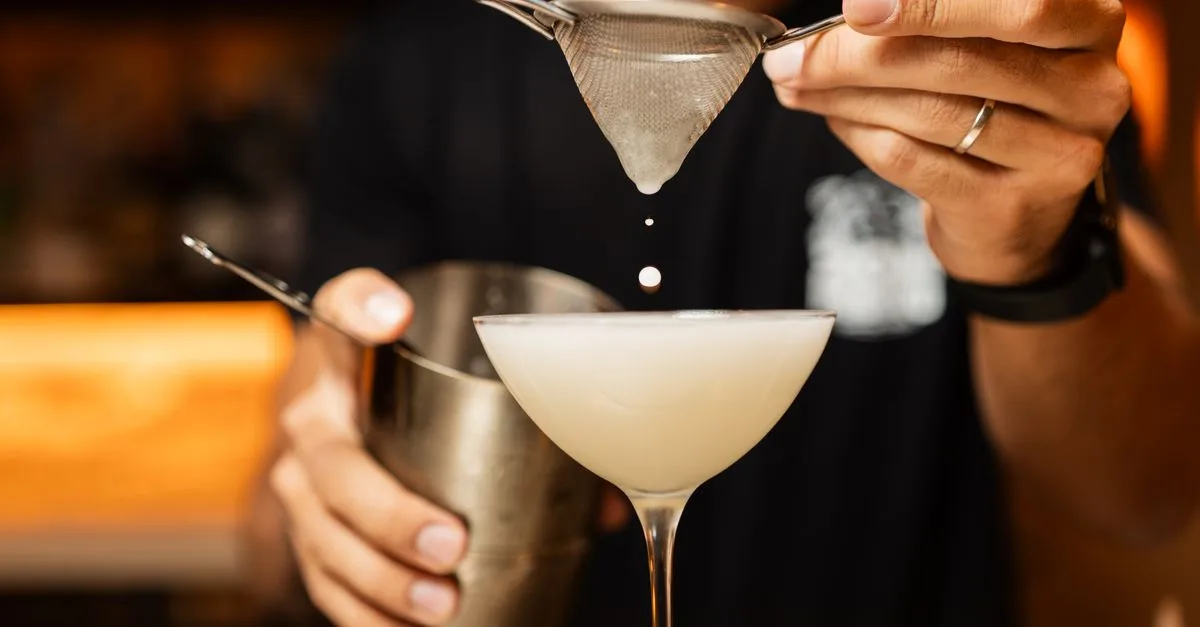 découvrez l'expérience unique de la dégustation du blanc martini, un apéritif raffiné alliant fraîcheur et élégance, parfait pour vos moments de convivialité.