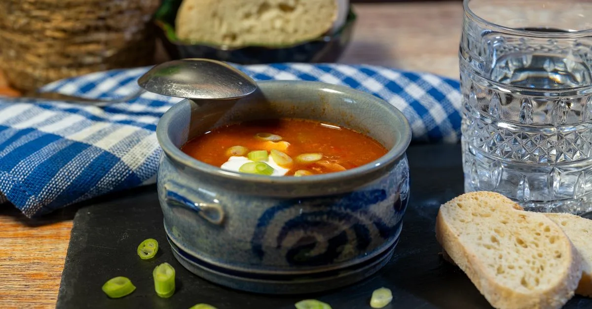 découvrez la recette traditionnelle du goulash hongrois, un ragoût savoureux à base de viande, paprika et légumes, parfait pour un repas réconfortant.