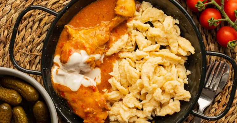 découvrez la recette traditionnelle du goulash hongrois, un ragoût savoureux à base de viande, paprika et légumes, parfait pour un repas réconfortant.