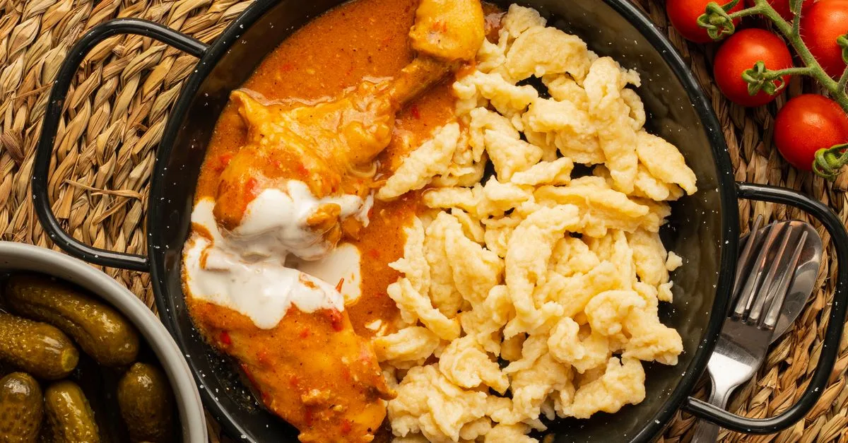découvrez la recette traditionnelle du goulash hongrois, un ragoût savoureux à base de viande, paprika et légumes, parfait pour un repas réconfortant.