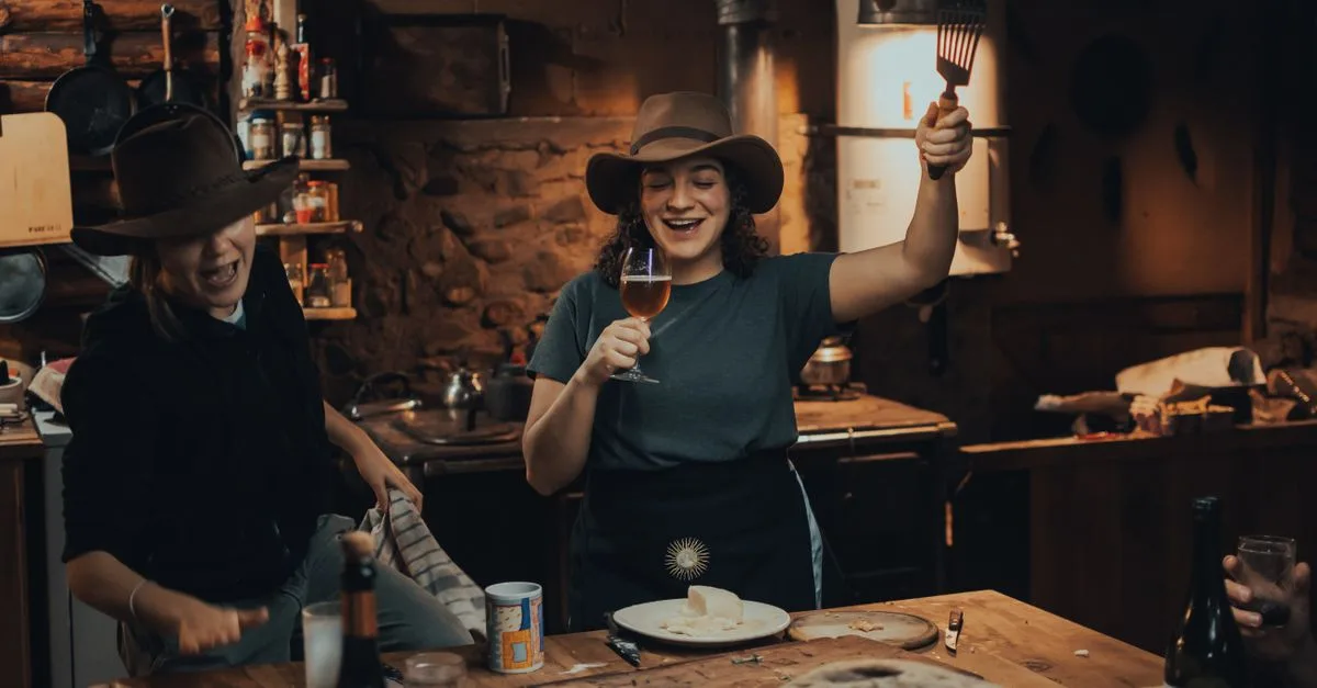 découvrez tout sur la raclette, ce délicieux plat convivial à base de fromage fondu, parfait pour réchauffer vos soirées d'hiver en famille ou entre amis.