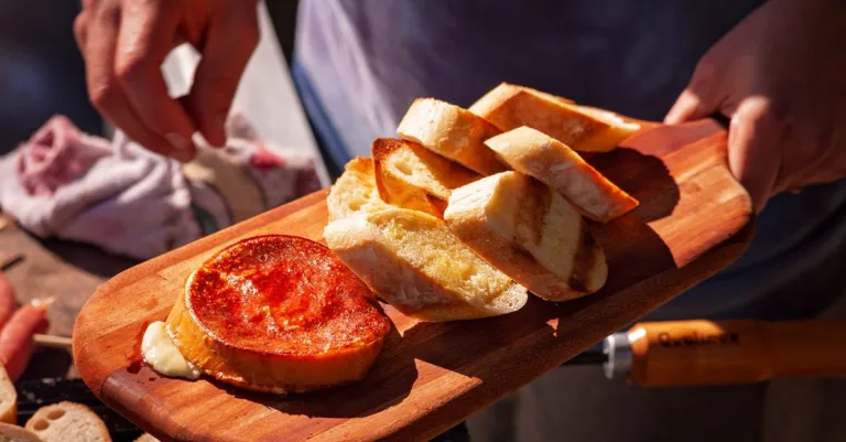 découvrez tout sur la raclette : recette traditionnelle, astuces de préparation, et idées pour un repas convivial et savoureux entre amis ou en famille.