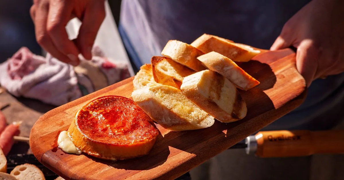 découvrez tout sur la raclette : recette traditionnelle, astuces de préparation, et idées pour un repas convivial et savoureux entre amis ou en famille.