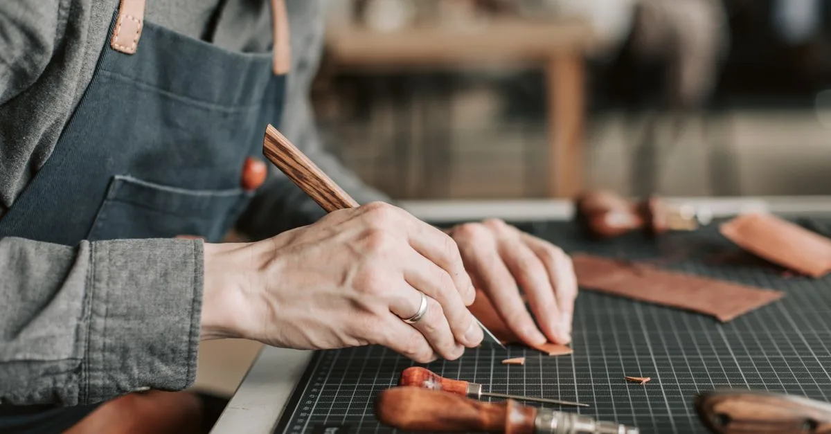 découvrez l'expertise d'un artisan passionné, spécialisé dans la création et la rénovation sur mesure, alliant savoir-faire traditionnel et innovation.