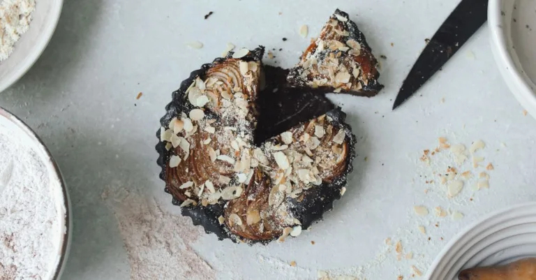 découvrez notre délicieuse tarte poire-chocolat, une combinaison parfaite de douceur fruitée et de chocolat fondant pour un dessert irrésistible.