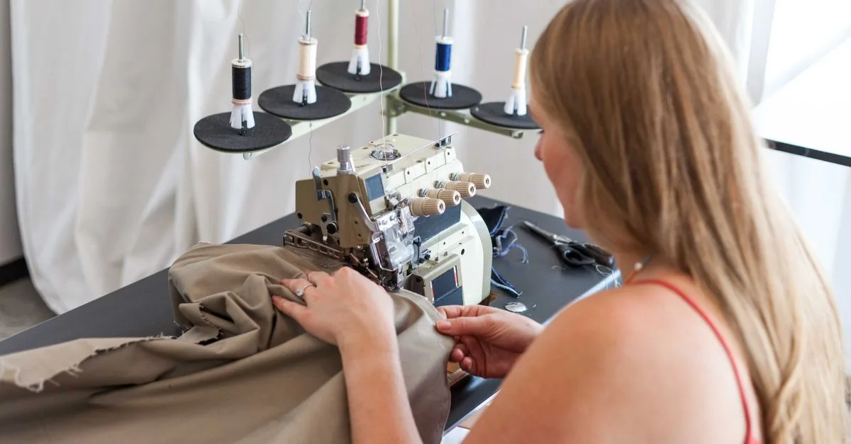 découvrez la couture au point overlock, idéale pour assembler et finir les bords des tissus avec un fil résistant et professionnel.