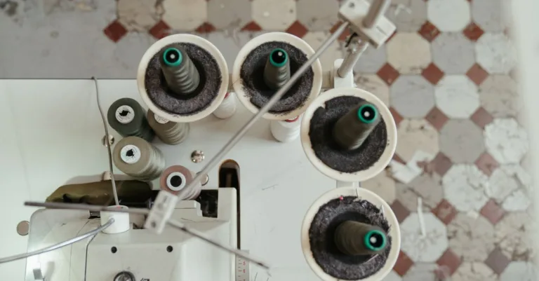 découvrez la couture overlock avec fil, une technique idéale pour des finitions solides et professionnelles sur vos vêtements et tissus.