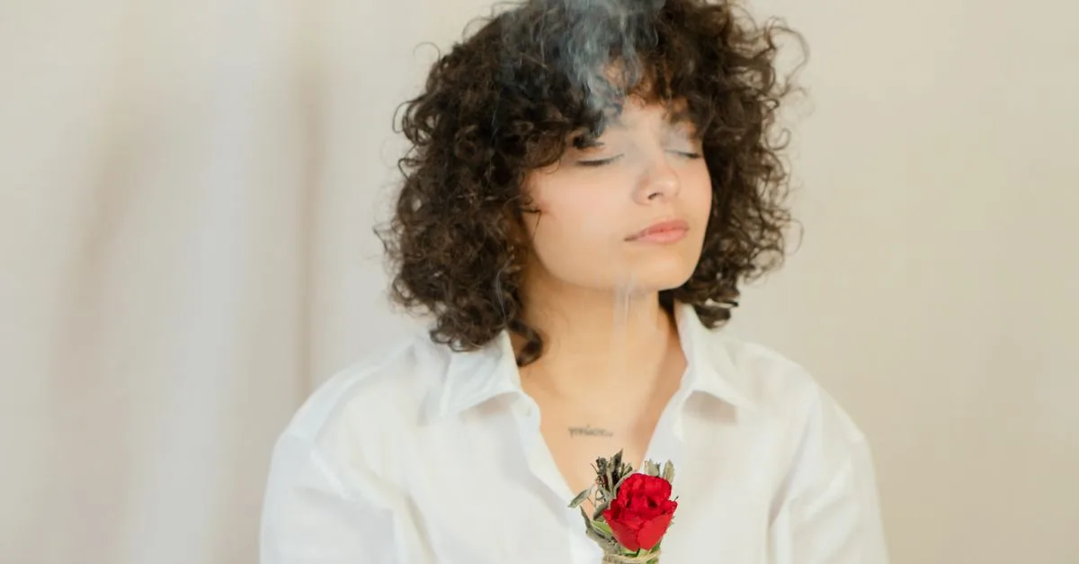 découvrez les bienfaits de la purification à la sauge blanche, une méthode naturelle pour nettoyer les énergies négatives et favoriser le bien-être spirituel.