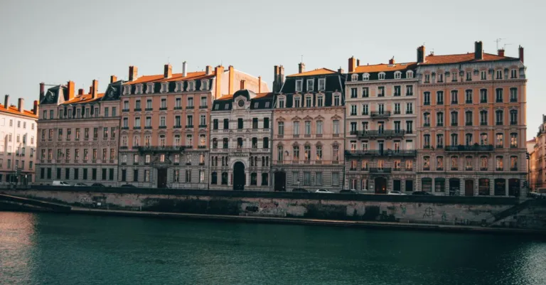 découvrez les meilleurs artisans de lyon pour tous vos travaux et rénovations. qualité, savoir-faire et proximité au cœur de votre projet.