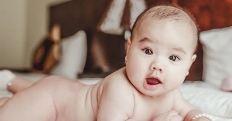 découvrez notre sélection d'articles essentiels pour bébé : vêtements, accessoires, jouets et soins pour accompagner tout en douceur la croissance de votre enfant.