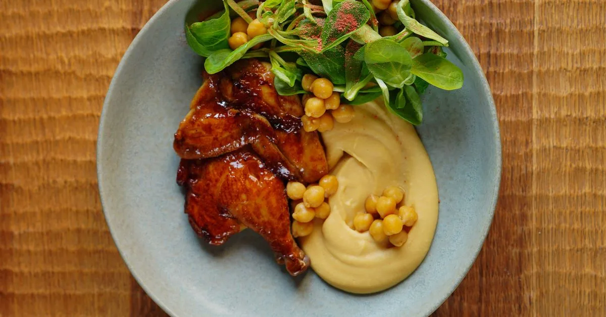 découvrez notre délicieuse recette de poulet basquaise, un plat traditionnel aux saveurs authentiques du pays basque, facile à préparer et parfait pour un repas convivial.