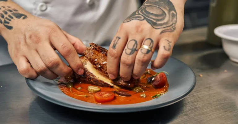 découvrez notre recette de poulet basquaise, un plat savoureux et coloré alliant poivrons, tomates et épices pour un goût authentique du pays basque.