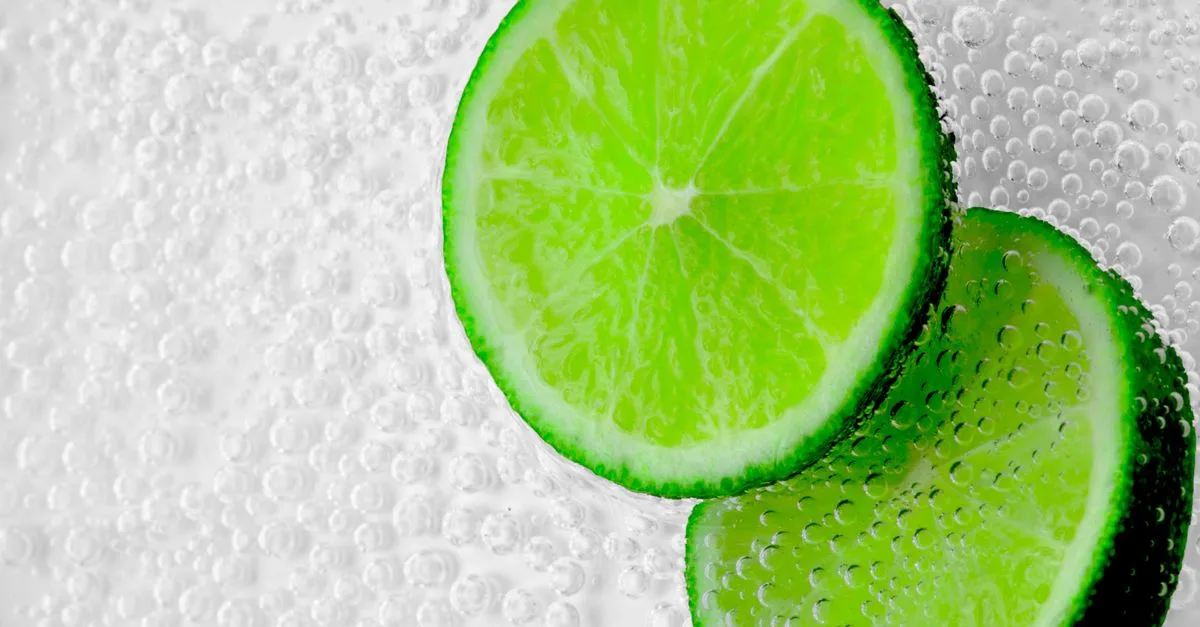 découvrez les propriétés, les usages industriels et les précautions à prendre avec l'acide chlorhydrique, un produit chimique essentiel en laboratoire et dans divers secteurs.