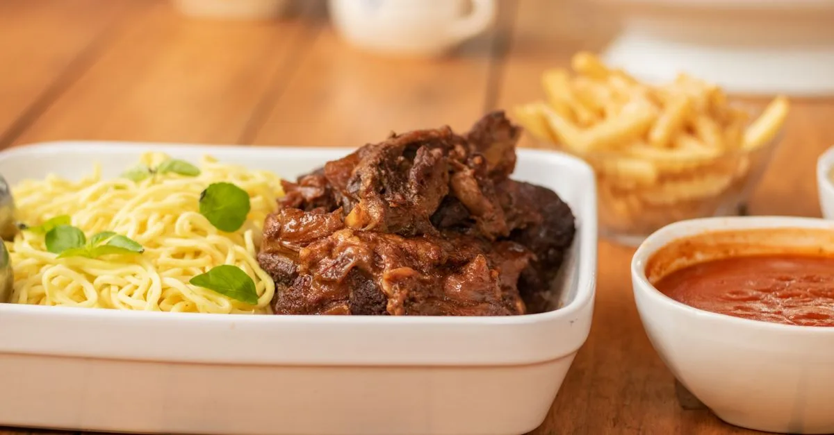 découvrez la recette traditionnelle de l'osso bucco, un plat italien savoureux à base de jarret de veau mijoté lentement avec des légumes, du vin blanc et des herbes aromatiques.