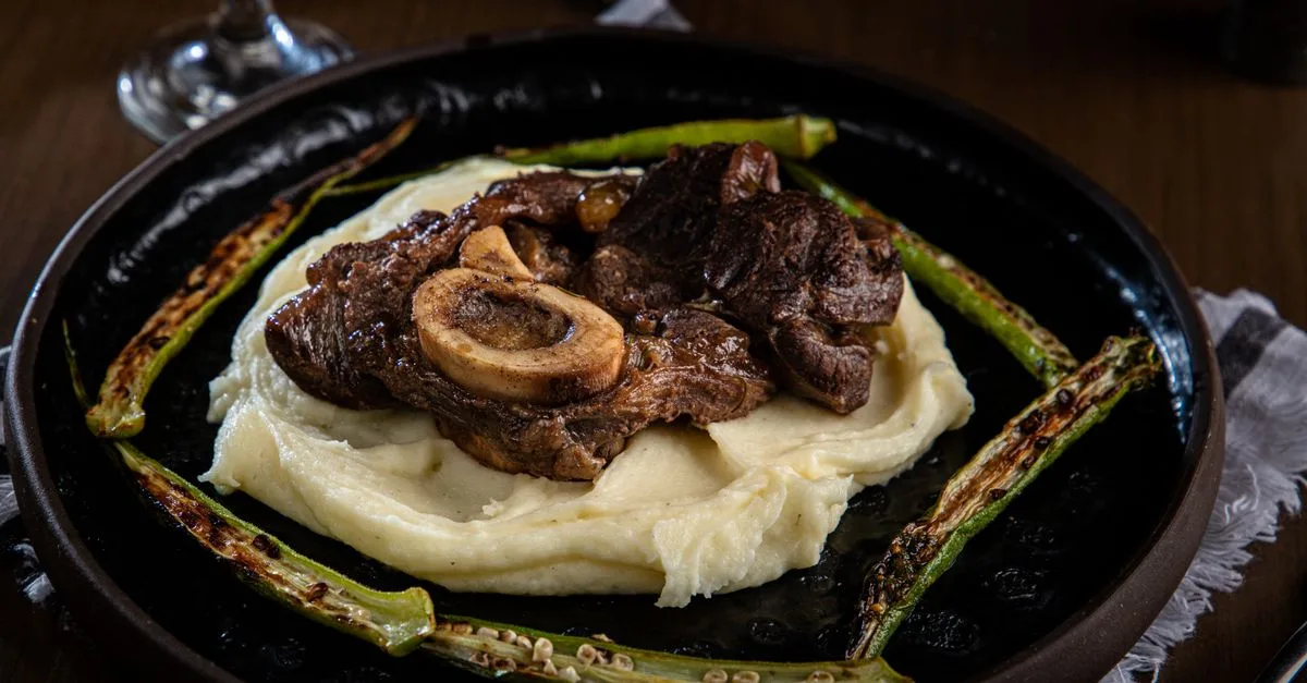 découvrez la recette traditionnelle de l'osso bucco, un plat italien savoureux à base de jarret de veau mijoté lentement avec des légumes et des herbes aromatiques.
