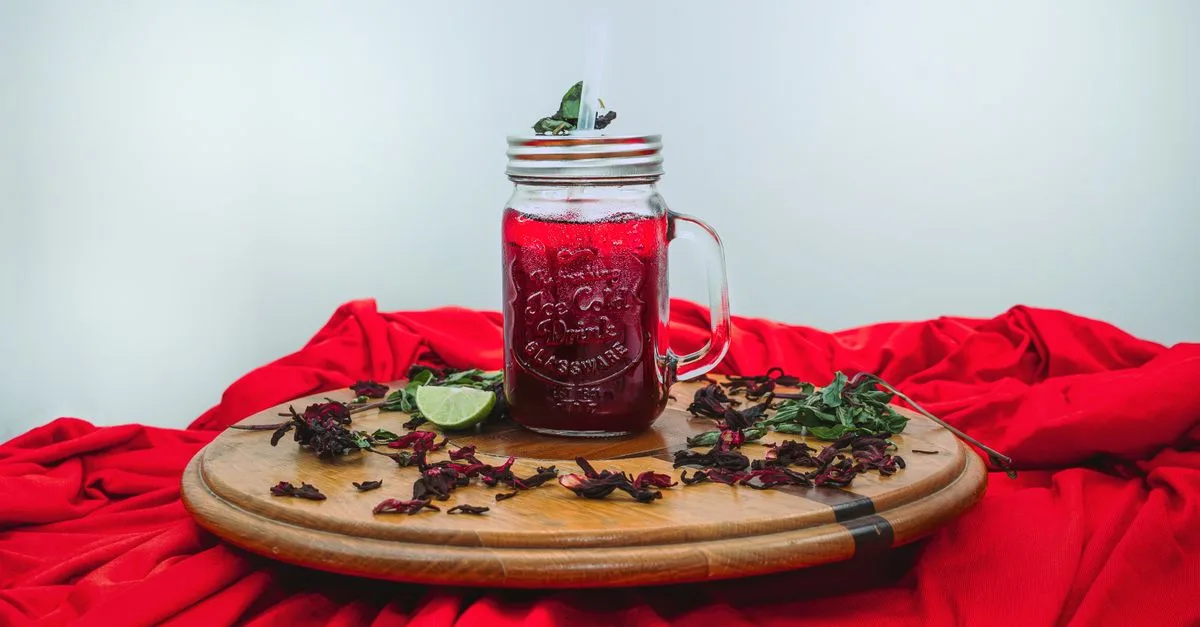 découvrez le bissap, une boisson traditionnelle africaine rafraîchissante à base de fleurs d'hibiscus, riche en saveurs et en bienfaits pour la santé.
