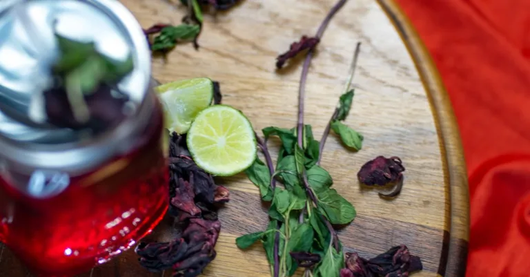 découvrez le bissap, une boisson traditionnelle africaine à base de fleurs d'hibiscus, rafraîchissante et riche en saveurs.