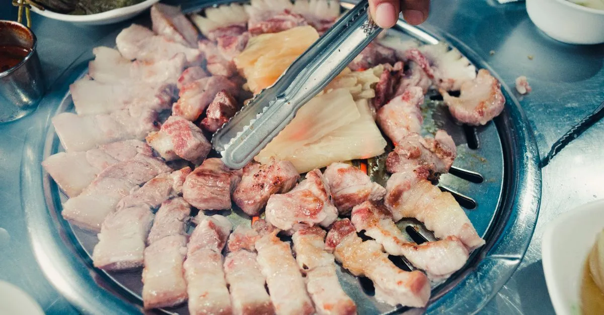 découvrez le temps de cuisson idéal de la poitrine de porc bouillie selon son épaisseur, pour obtenir une viande tendre et savoureuse.