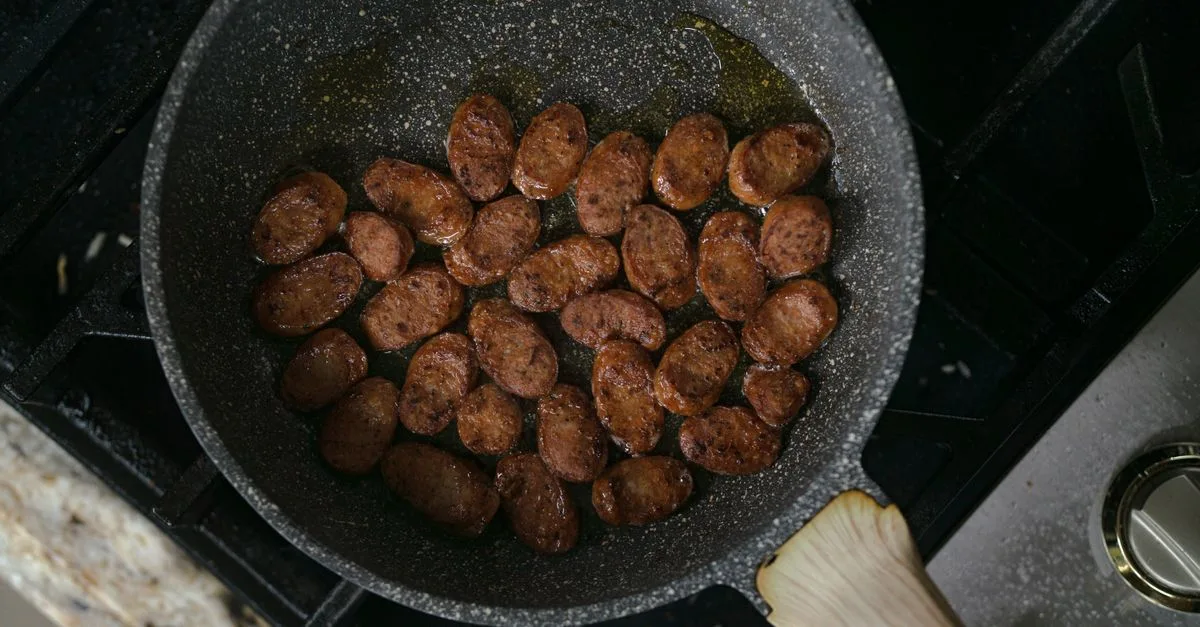 découvrez le temps de cuisson idéal de la saucisse de morteau : comptez 35 à 45 minutes dans une eau frémissante, sans la piquer.