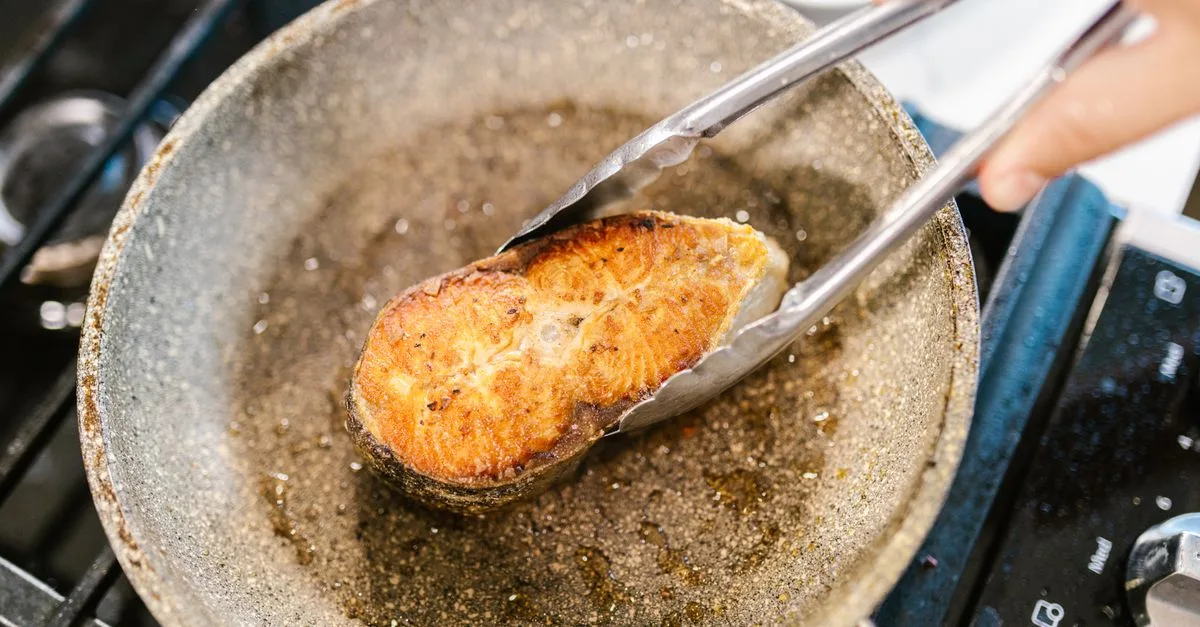 découvrez le temps de cuisson idéal pour le colin à la poêle et obtenez un poisson tendre, doré et parfaitement cuit.