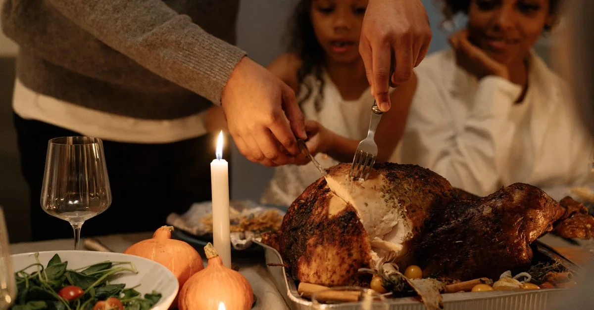 découvrez le temps de cuisson et la température idéale pour des hauts de cuisse de dinde tendres et parfaitement cuits.